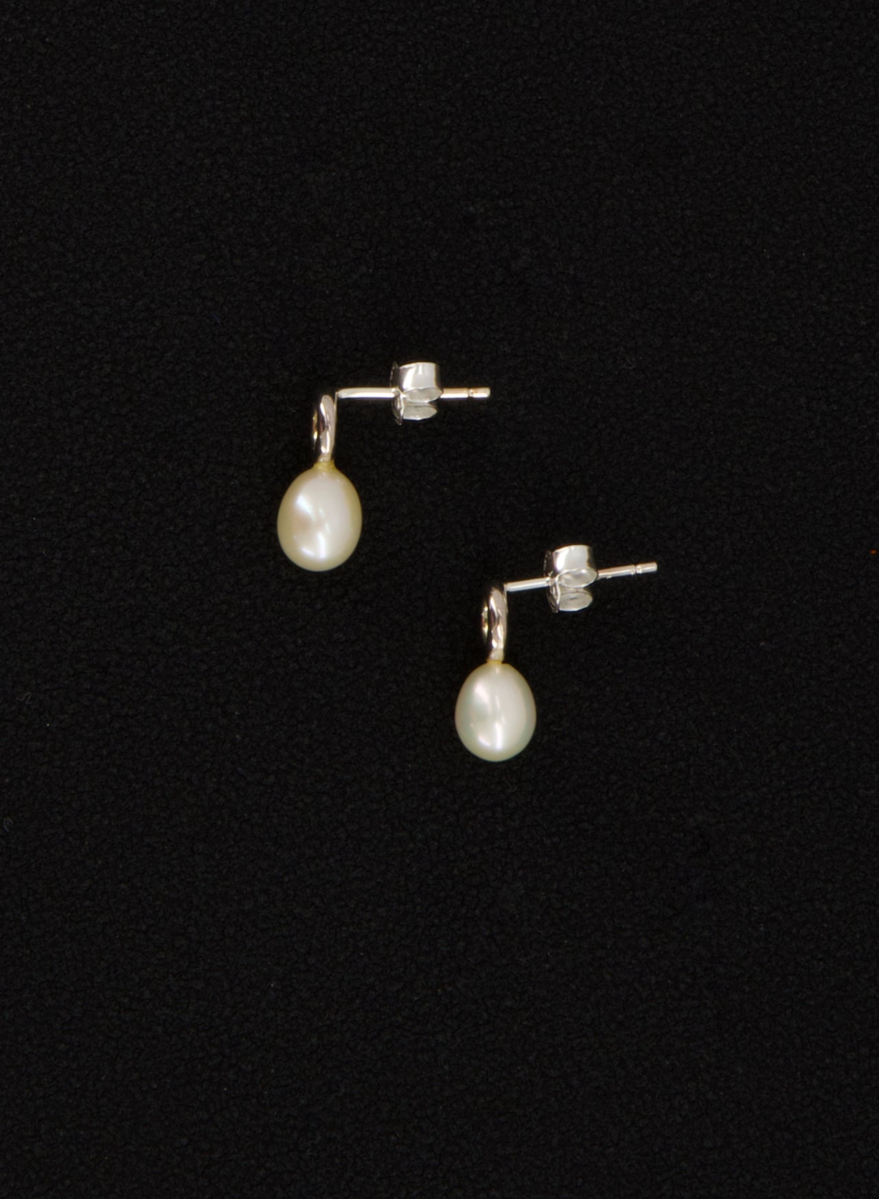 GRACE PEARL STUDS