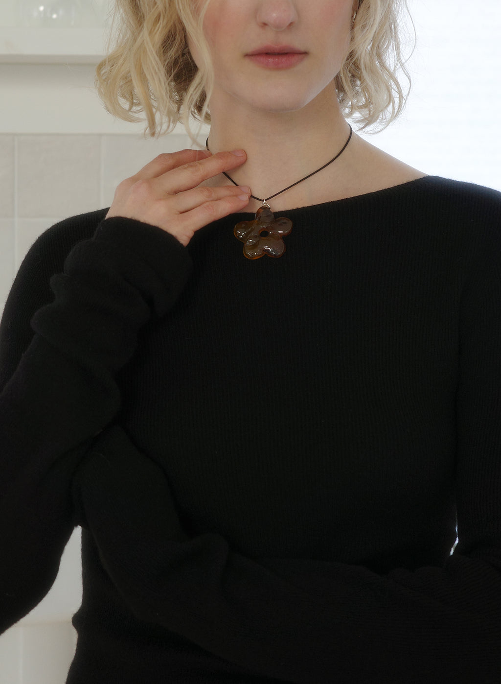 MARBLE DAISY NECKLACE