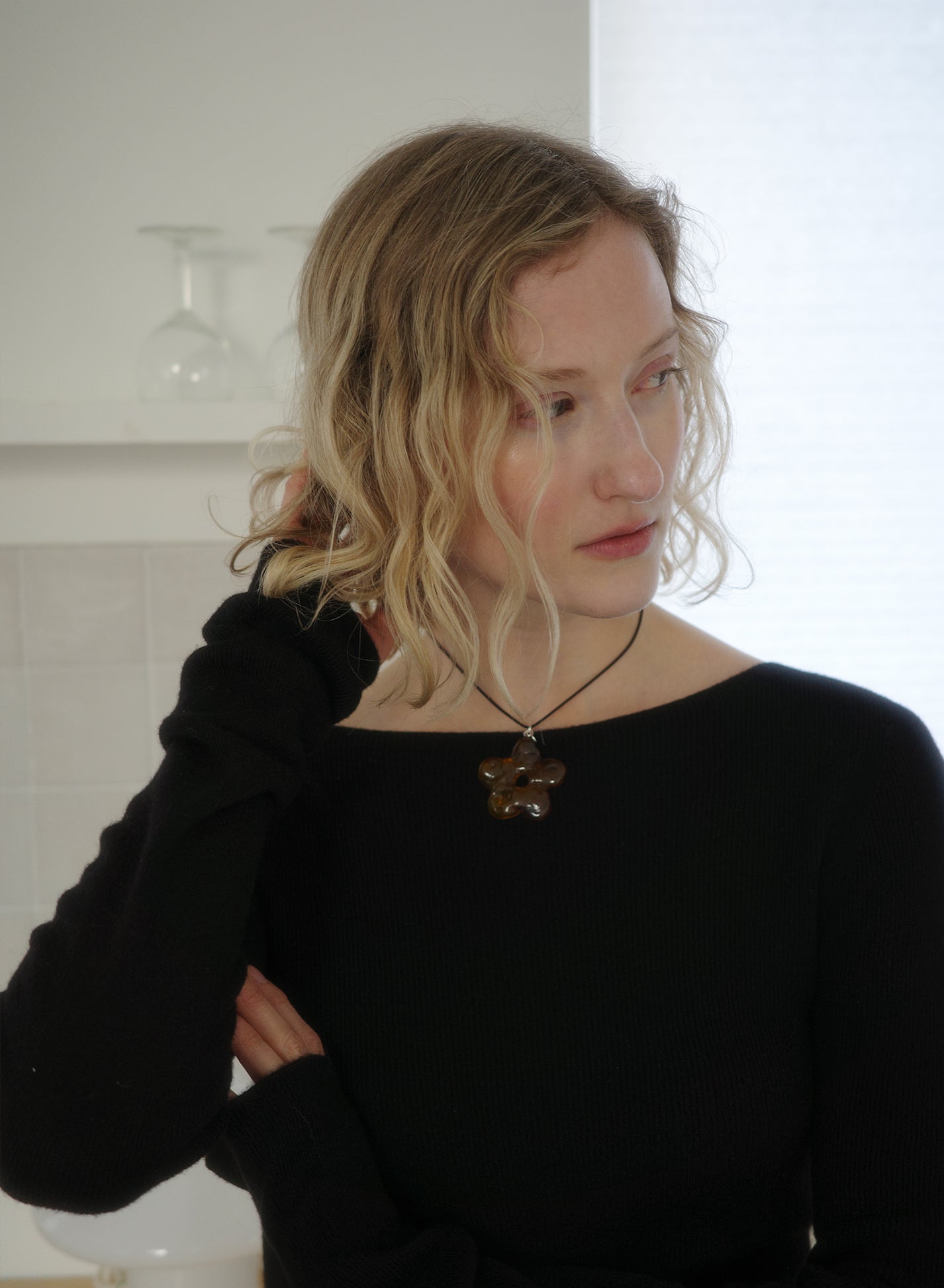 MARBLE DAISY NECKLACE