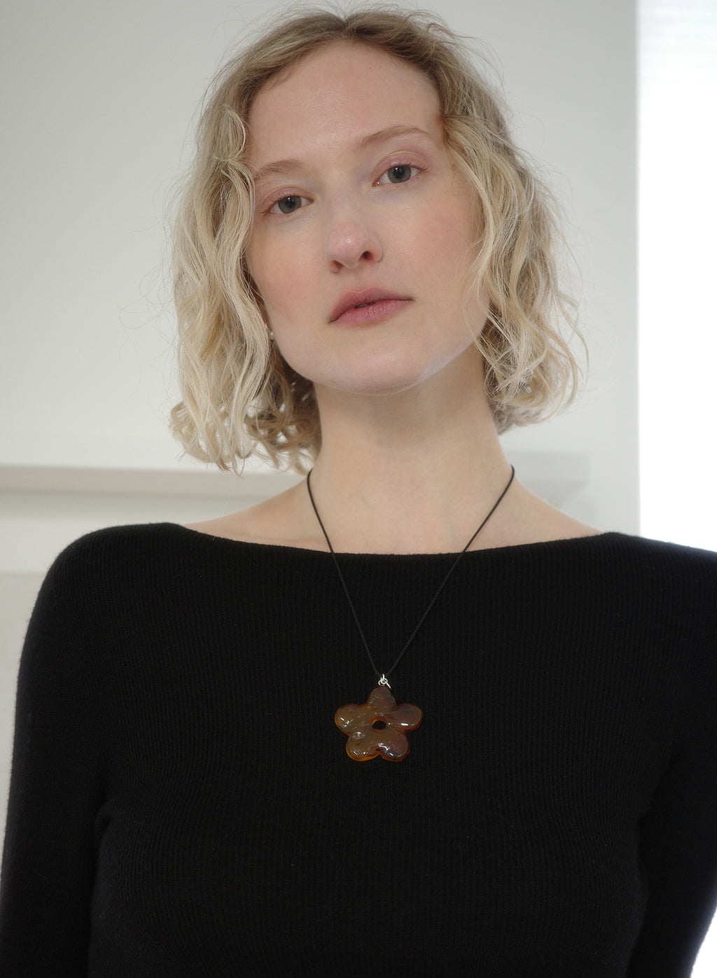 MARBLE DAISY NECKLACE