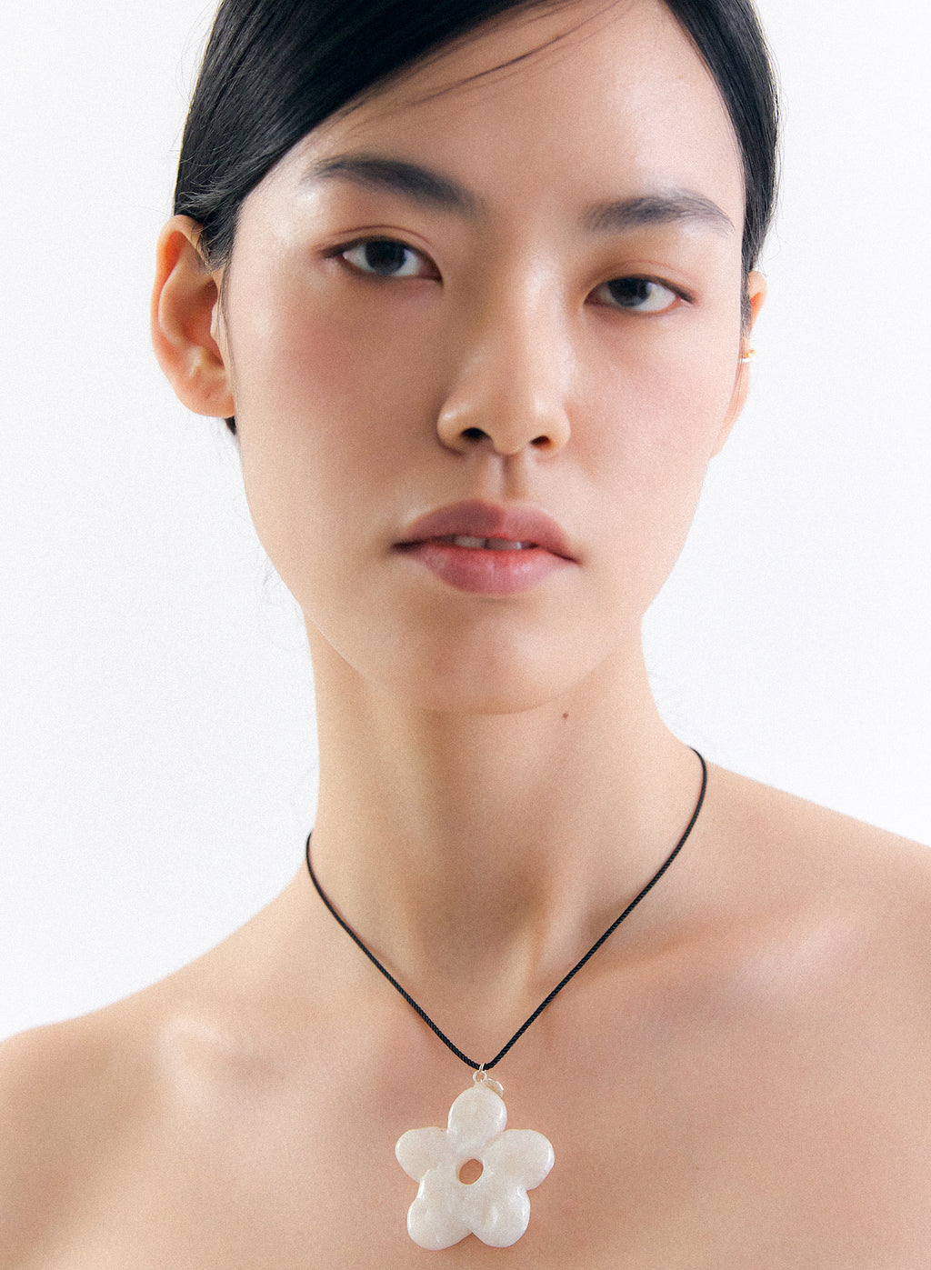 MARBLE DAISY NECKLACE