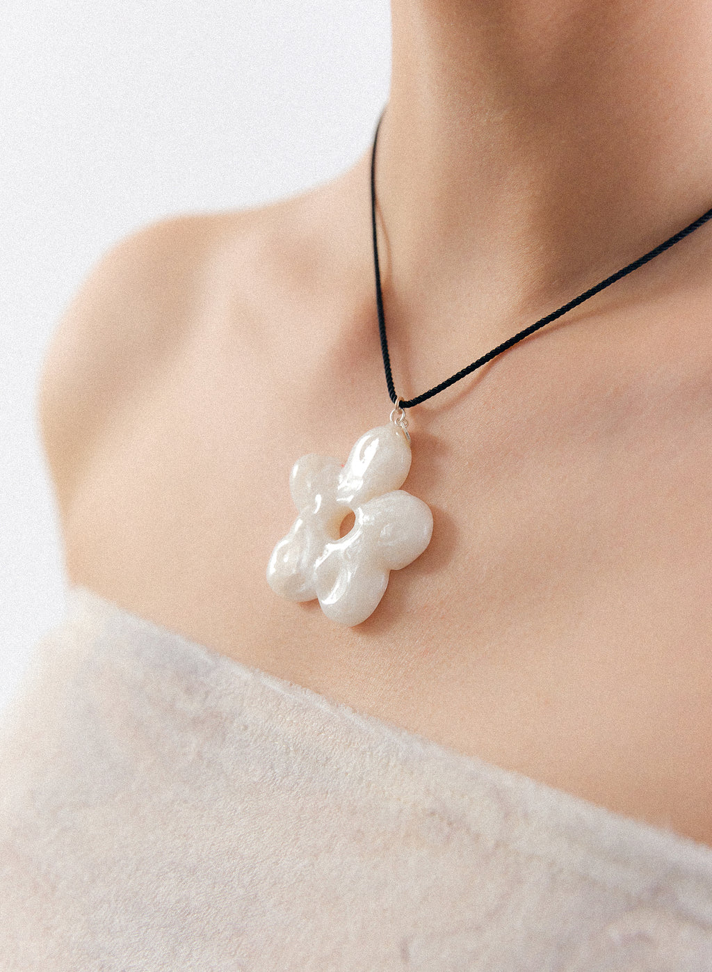 MARBLE DAISY NECKLACE