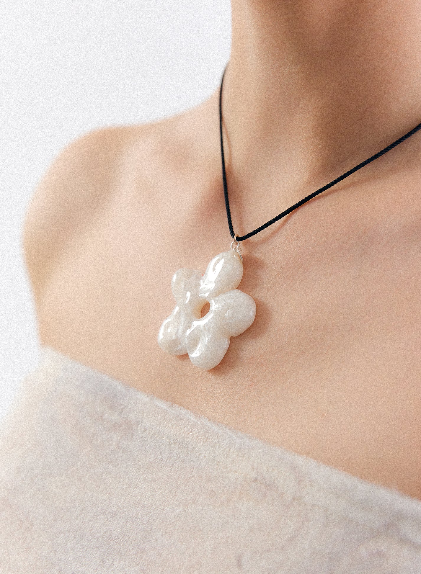 MARBLE DAISY NECKLACE
